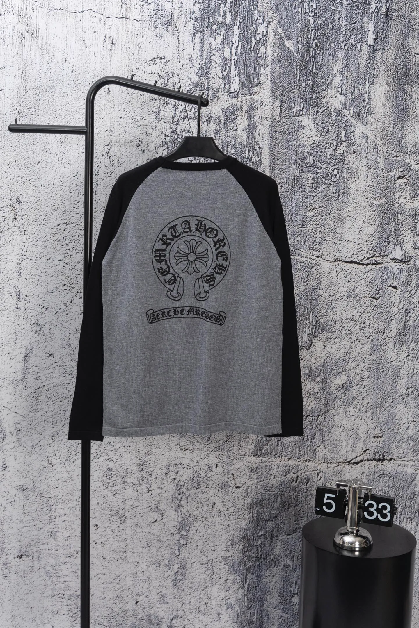 P190 Chrome Hearte/Chrome Heart 25SS CH fall raglan color-blocked round neck T-shirt long sleeves, classic horseshoe Sanskrit print, inner wear, pure cotton fabric is close to the body and very comfortable, simple but not simple, be careful. I love the style, it is still simple and loose, oversize style, comfortable fabrics and loose and friendly tailoring. The long-sleeved T-shirt is so easy to wear, especially in a season like the beginning of spring. If you don’t know what to wear, then it is the best choice. The version that you can wear with your eyes closed. Color: Gray White Size: SML